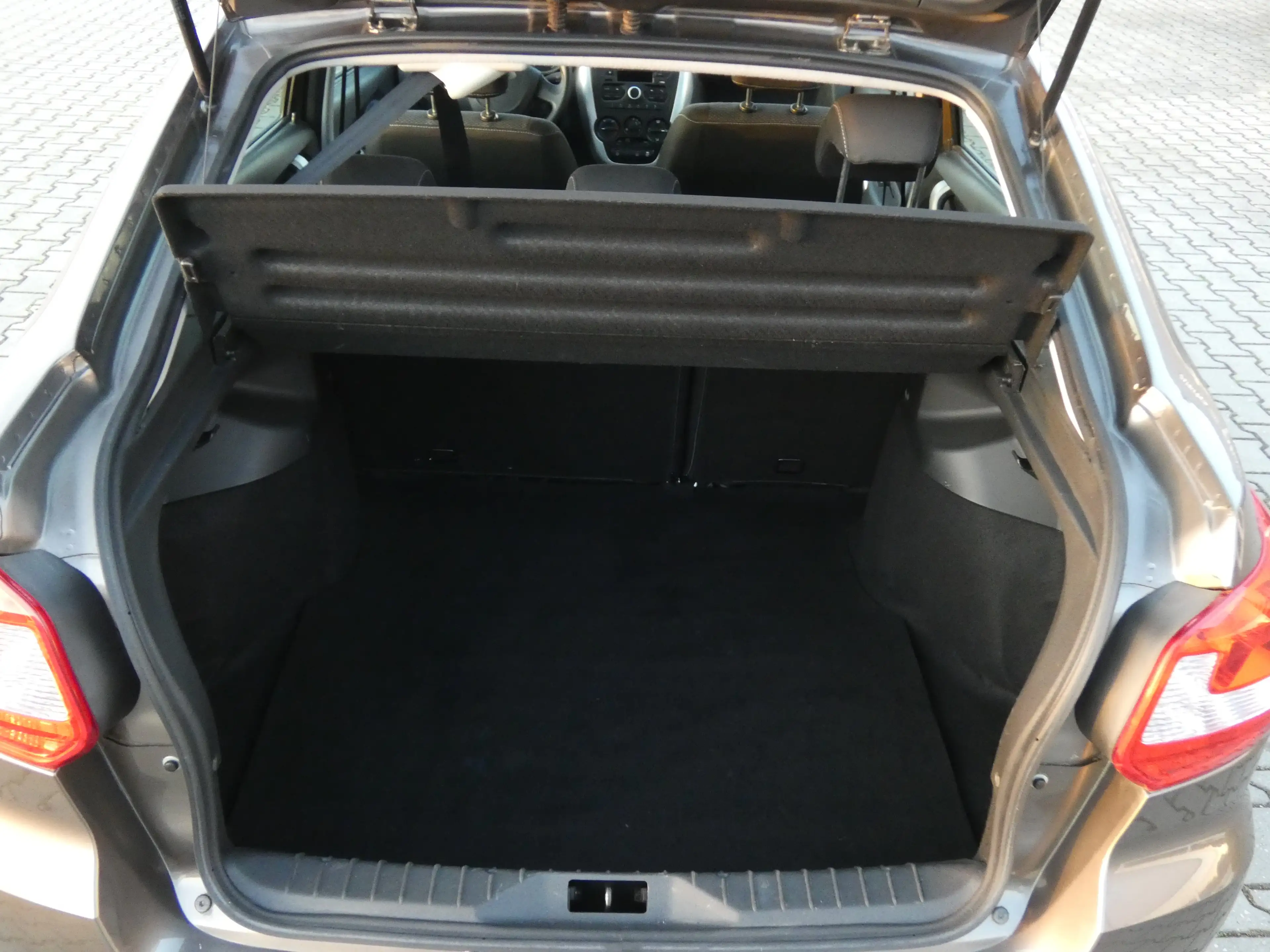 Lada Granta 1,6 16V 5-Türer, Klima, Alu, Allwetterreifen — photo 6