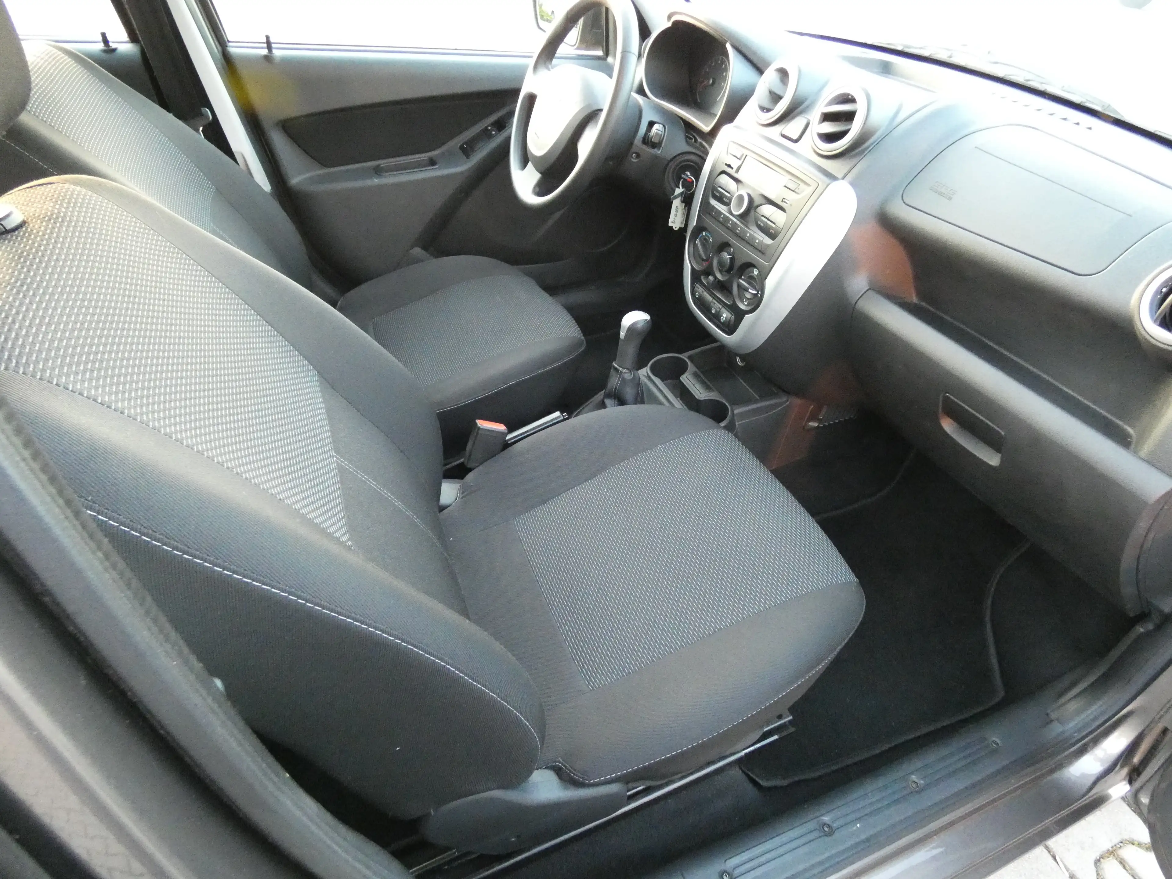 Lada Granta 1,6 16V 5-Türer, Klima, Alu, Allwetterreifen — photo 13