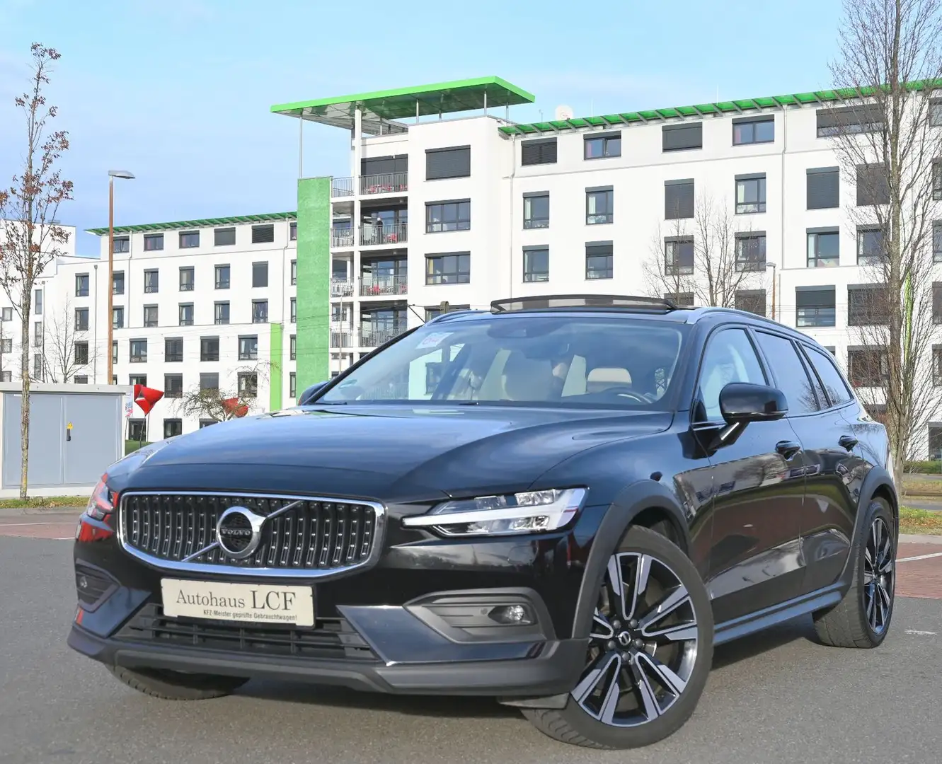 Volvo V60 Cross Country D4 Pro AWD Leder Navi Cam LED Noir - 1