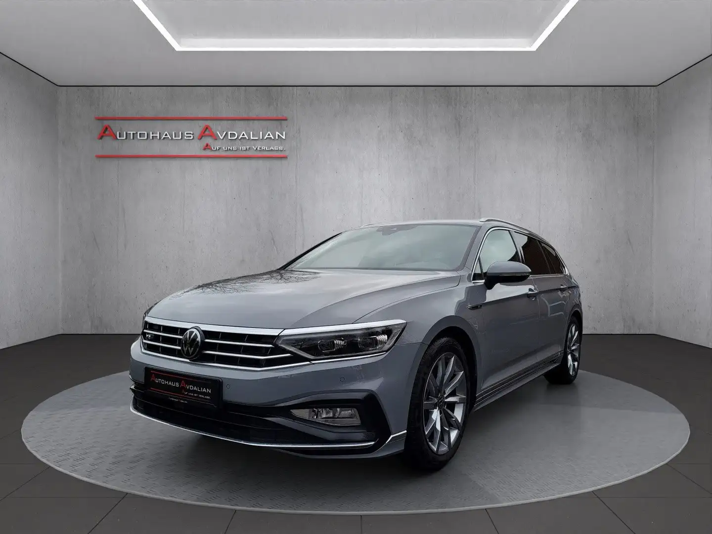 Volkswagen Passat Variant Elegance R-Line MATRIX|R-KAM|18" Grau - 1