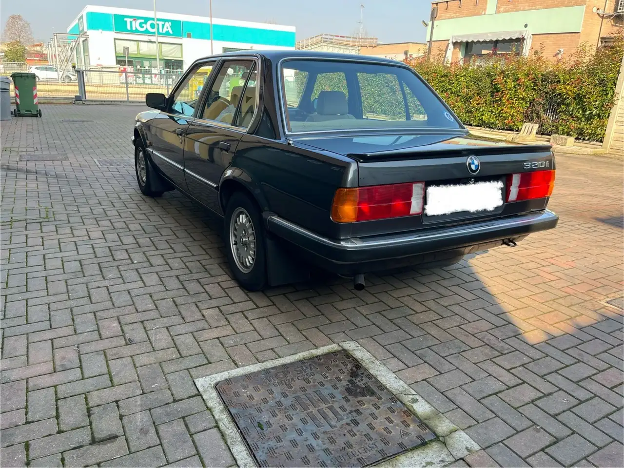 BMW 320i 4p, foto 2