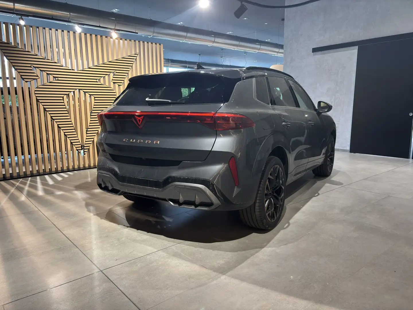 CUPRA Terramar 1.5 e-Hybrid DSG Impulse Nuova Gris - 2