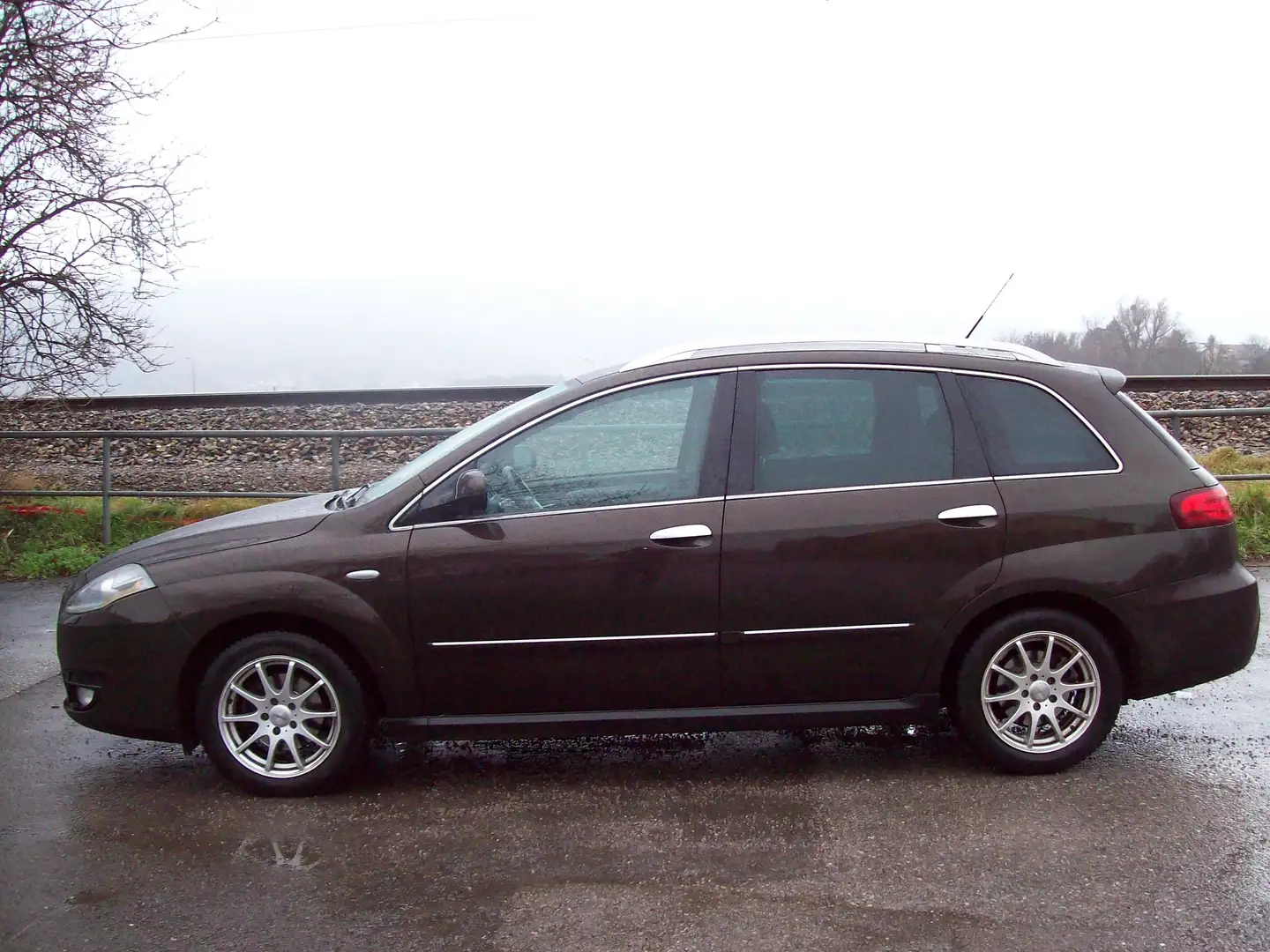 Fiat Croma Croma 1,9 JTD Multijet 120 Emotion Kombi Braun - 1