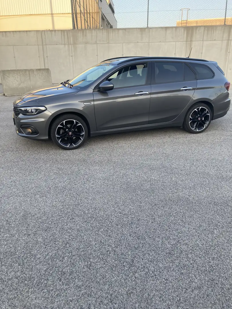 Fiat Tipo 1,6 MultiJet II 120 Lounge DDCT Grau - 1