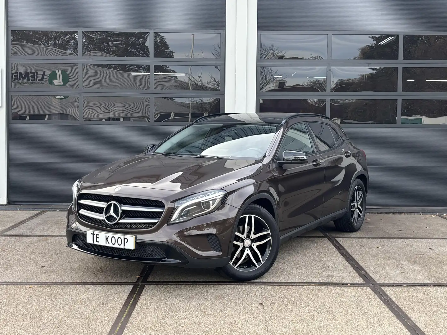 Mercedes-Benz GLA 180 Ambition | Panoramadak | Navigatie | Bi-Xenon | 1e Bruin - 1