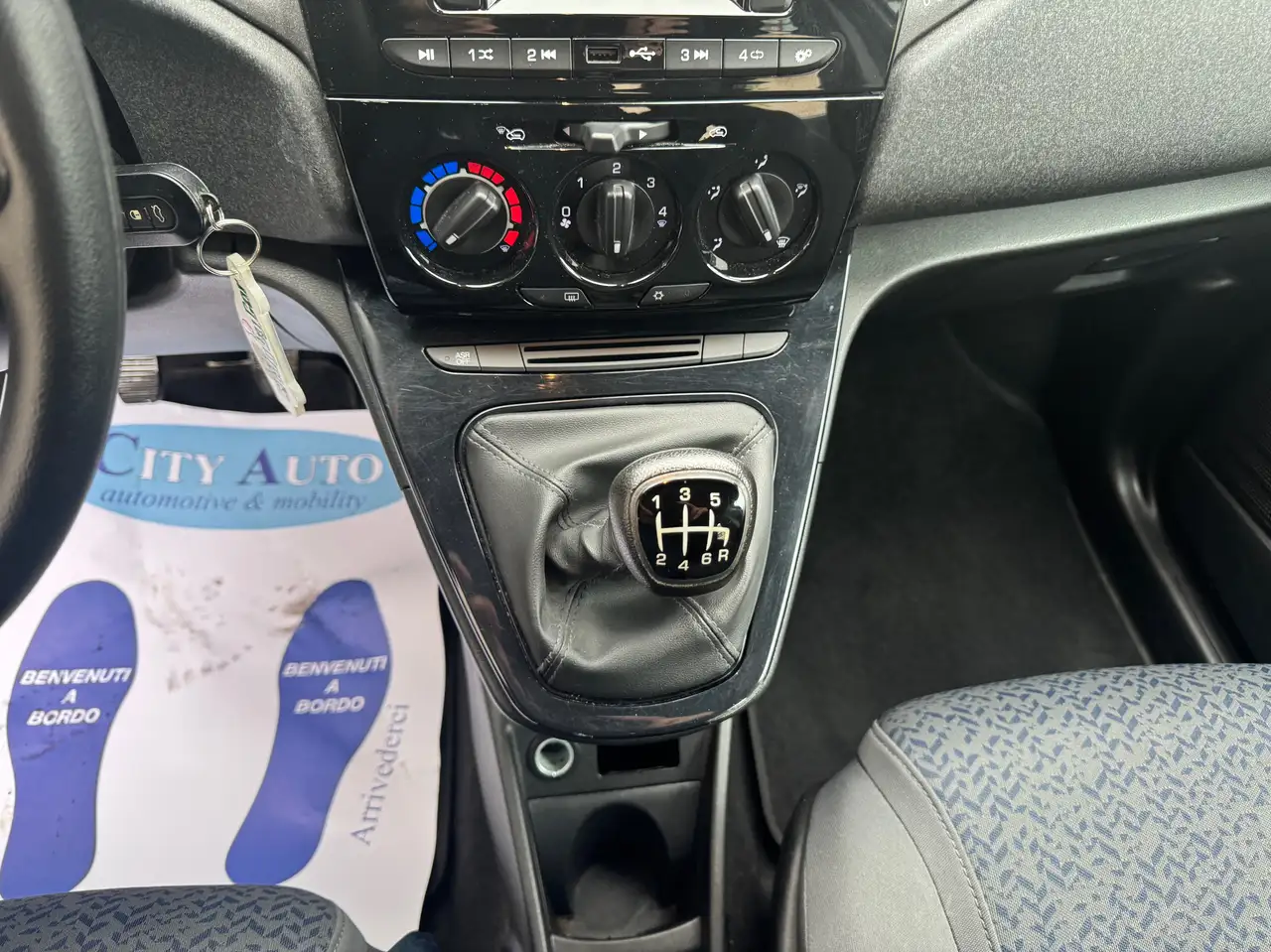 Lancia Ypsilon 2022 — фото 8