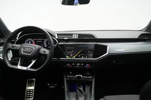 Audi Q3 view 13