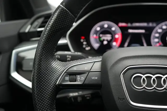 Audi Q3 view 18