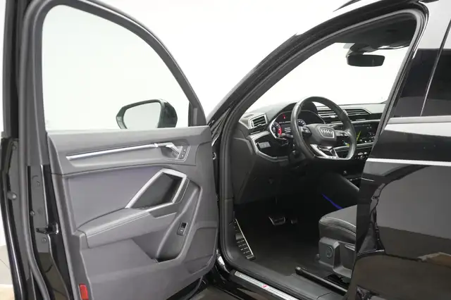 Audi Q3 view 11