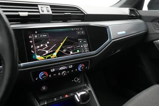 Audi Q3 view 23