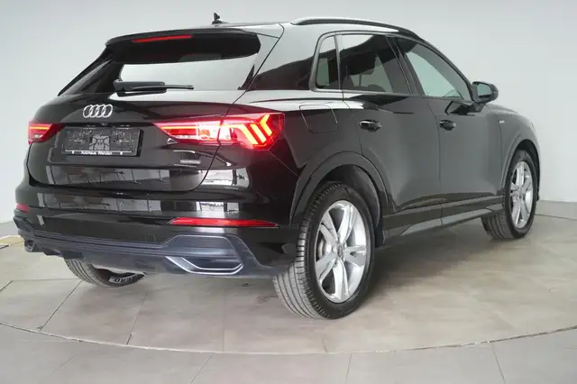 Audi Q3 view 4