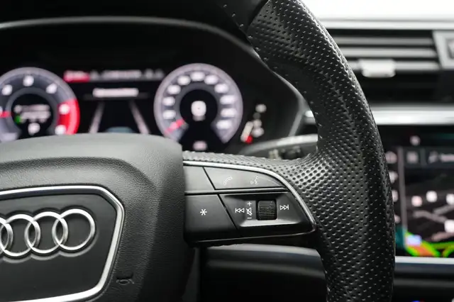 Audi Q3 view 19