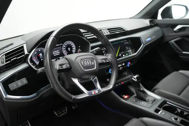 Audi Q3 view 12