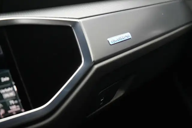 Audi Q3 view 24