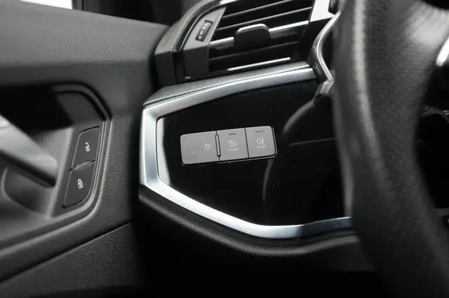 Audi Q3 view 17