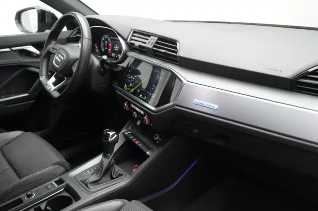 Audi Q3 view 7
