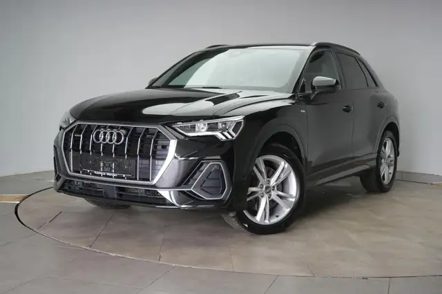 Audi Q3 view 3