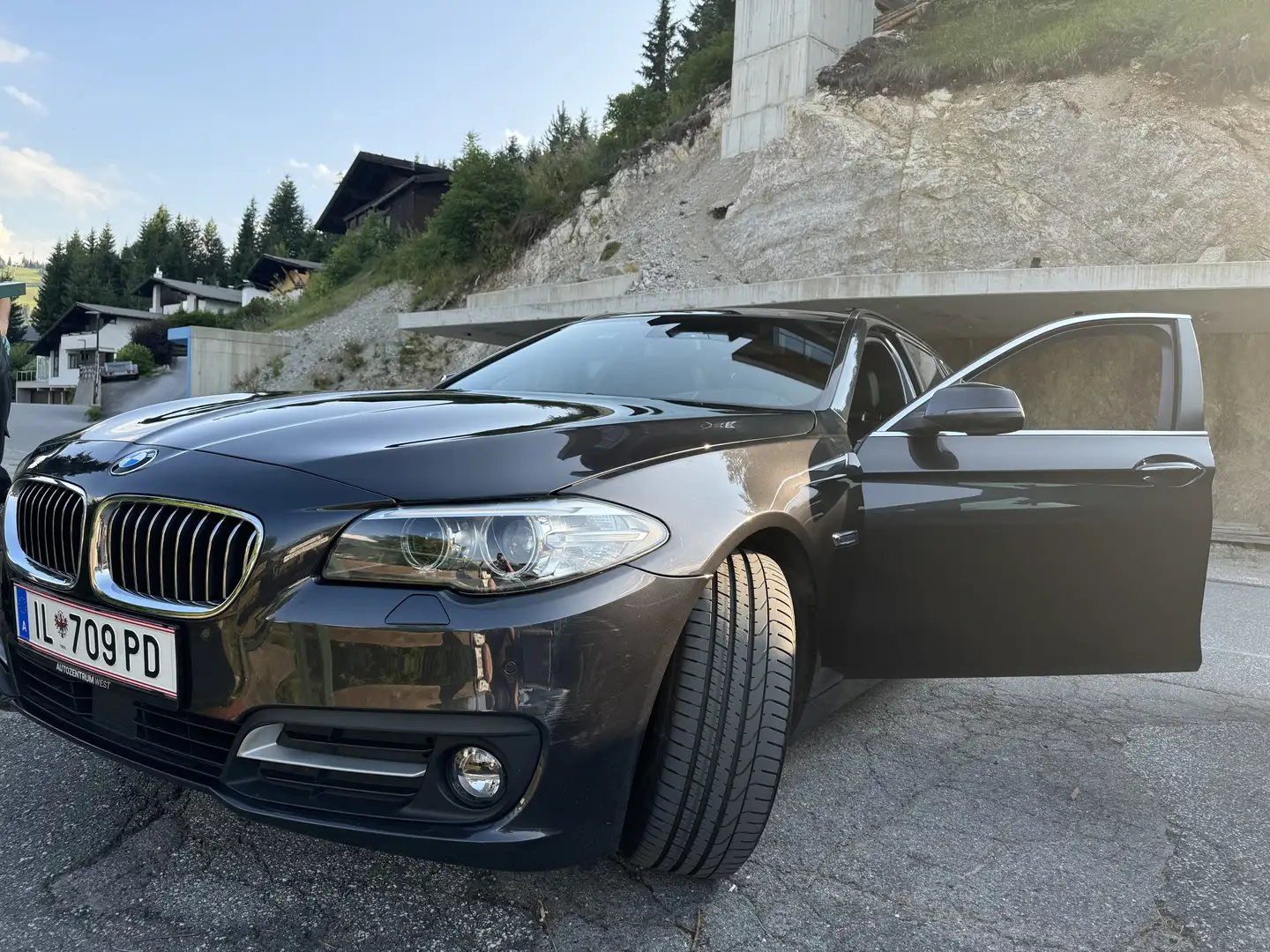 BMW 520 520d xDrive Touring Aut. Luxury Line - 2