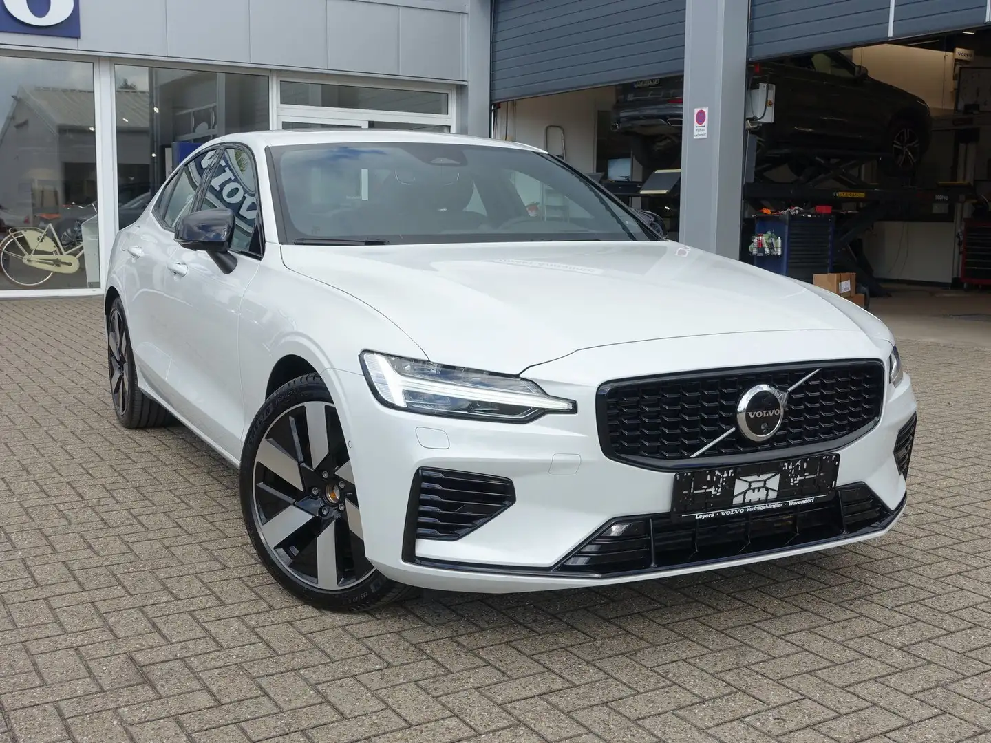 Volvo S60 Recharge Ultimate Dark T8 AWD HUD/B&W/PANO Weiß - 2