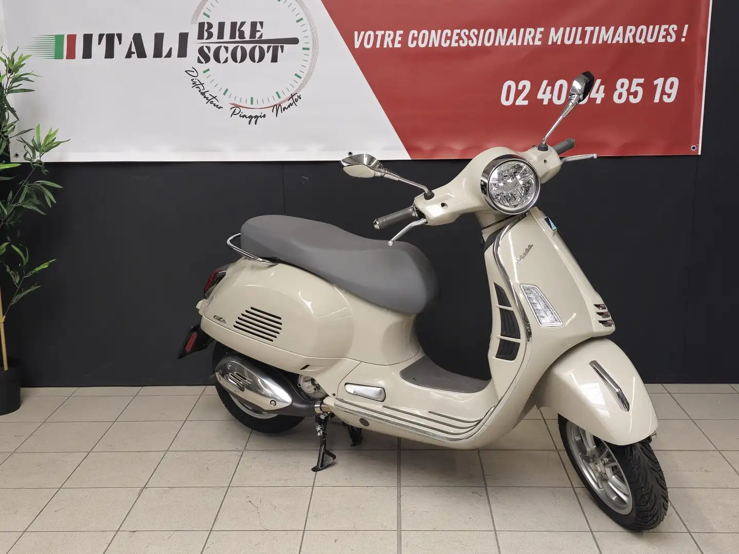 Vespa GTS 300 Béžová - 2
