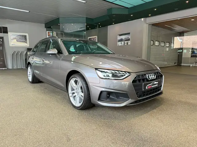 Audi A4 Avant view 3