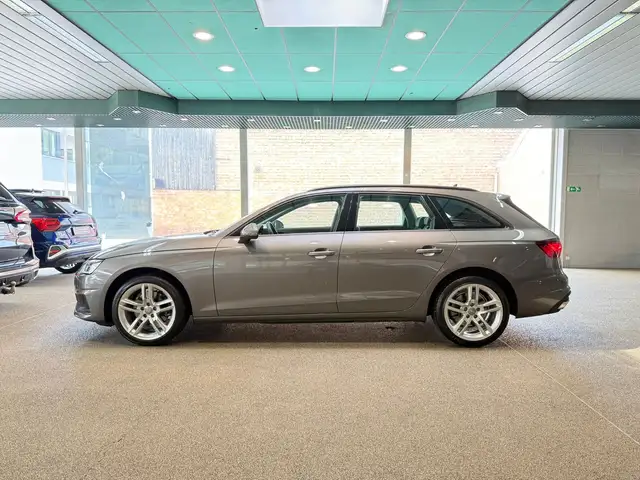 Audi A4 Avant view 8