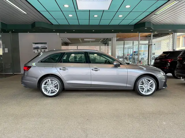 Audi A4 Avant view 7