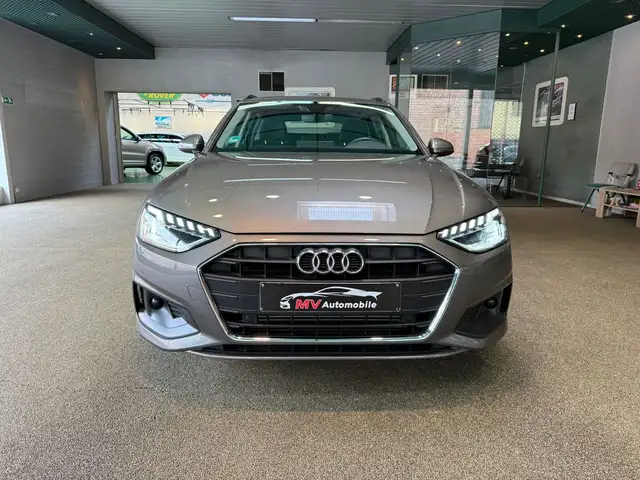 Audi A4 Avant view 2