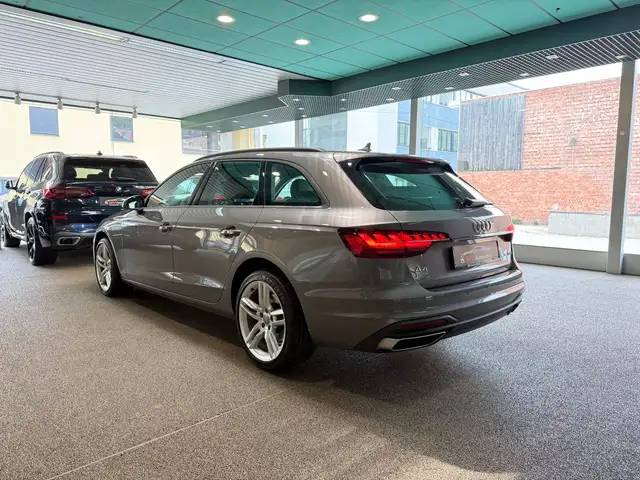 Audi A4 Avant view 4