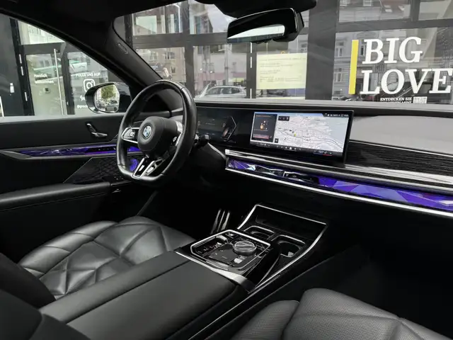 BMW 7 Series view 7