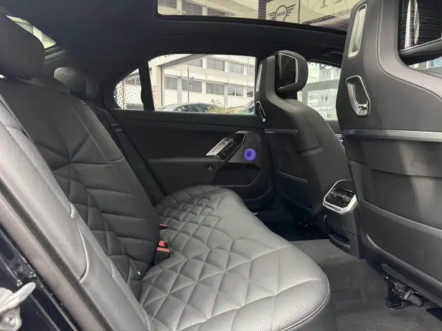 BMW 7 Series view 3