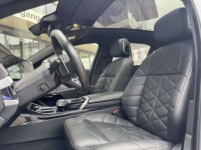 BMW 7 Series view 9