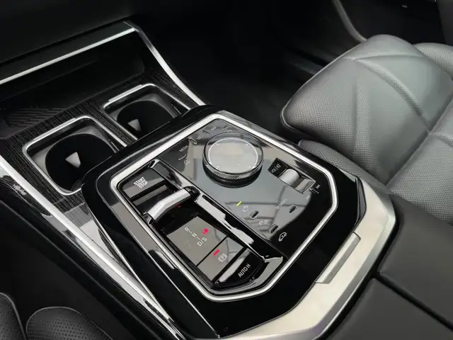 BMW 7 Series view 14