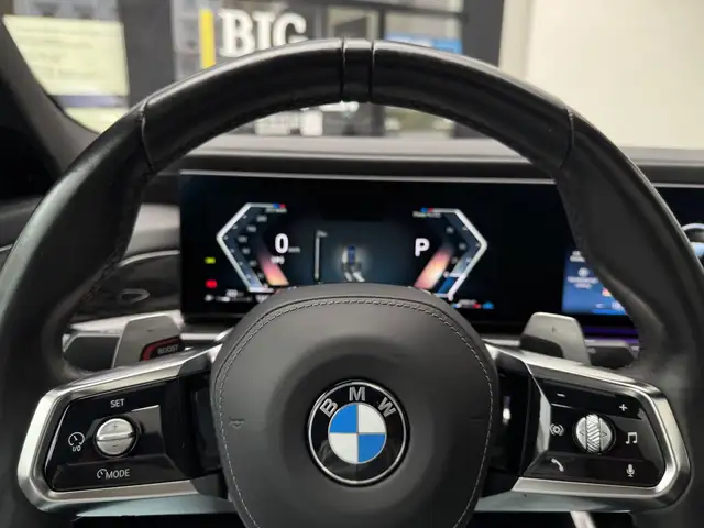 BMW 7 Series view 15