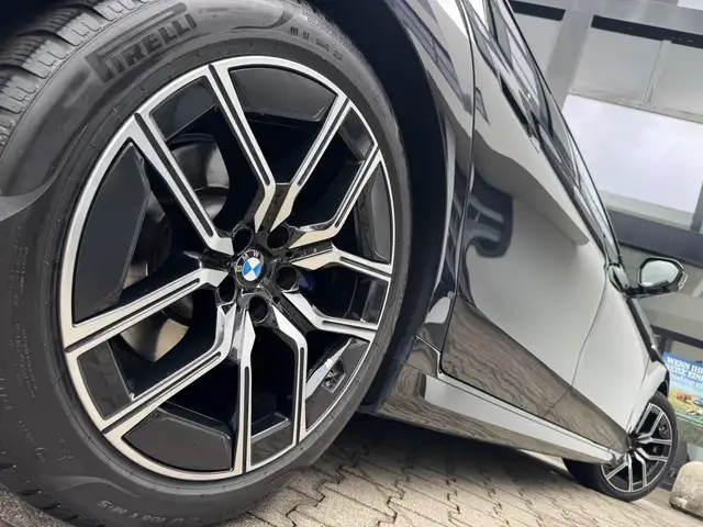 BMW 7 Series view 4