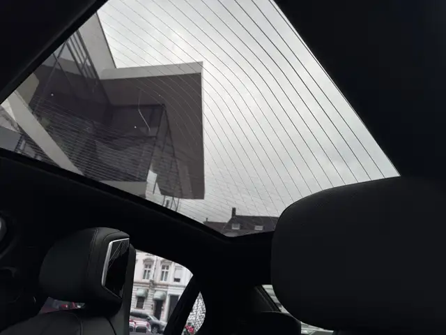 BMW 7 Series view 10