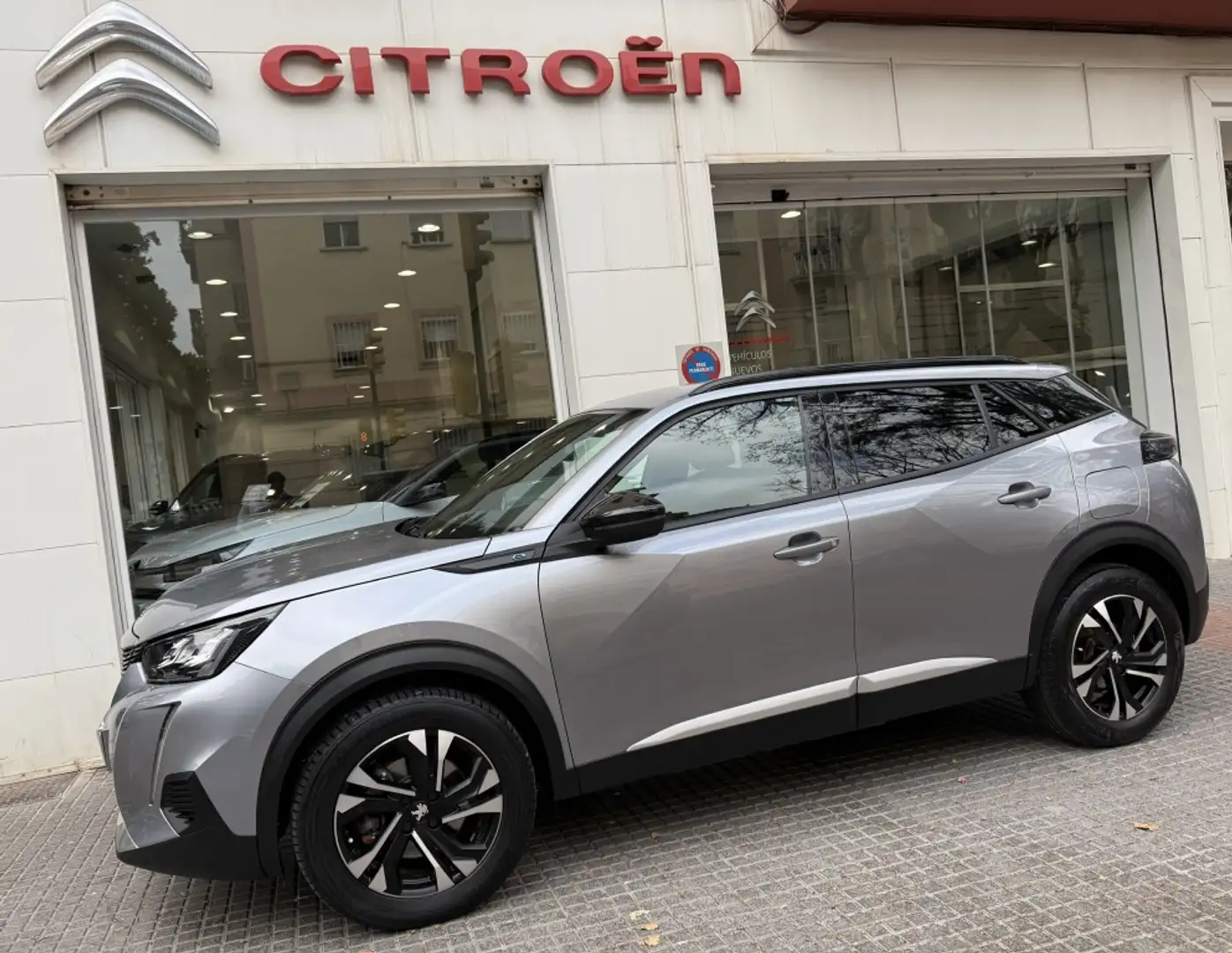 Peugeot 2008 Allure Pack Eléctrico 100kW Gris - 2