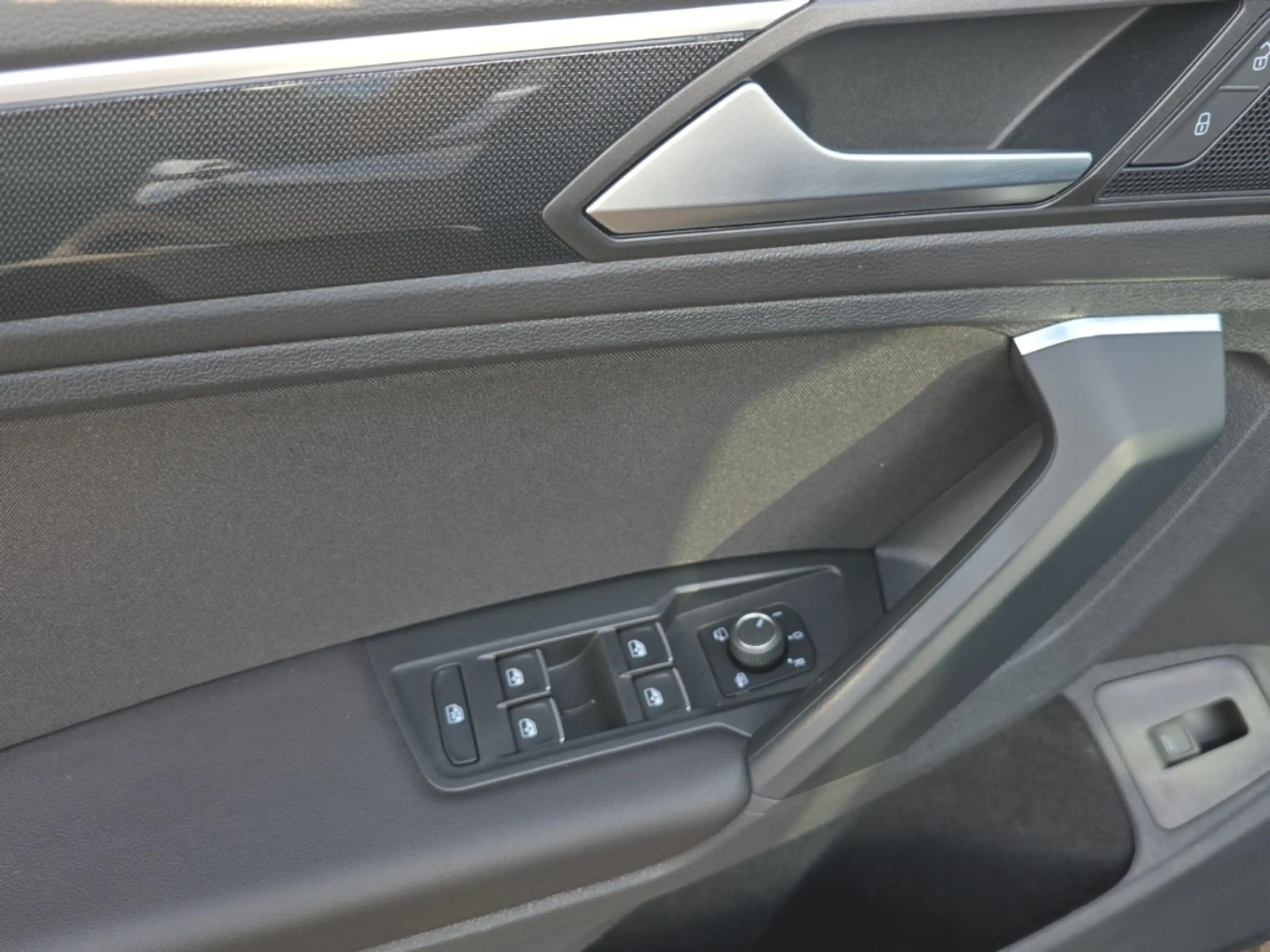Volkswagen Tiguan 2.0 TDI Elegance 4Motion Alu LED AHK Pano Kamera A — photo 12