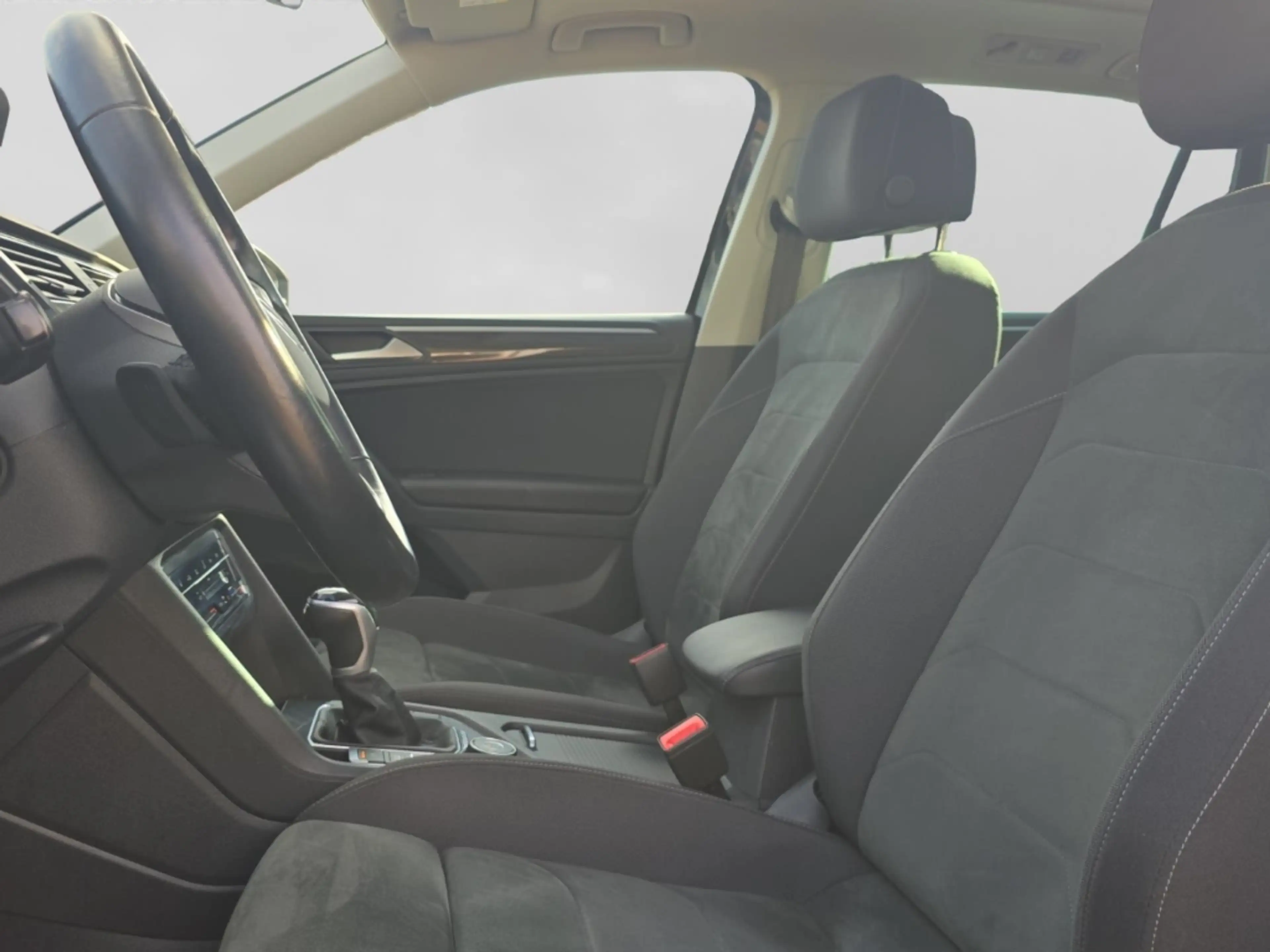 Volkswagen Tiguan 2.0 TDI Elegance 4Motion Alu LED AHK Pano Kamera A — photo 8