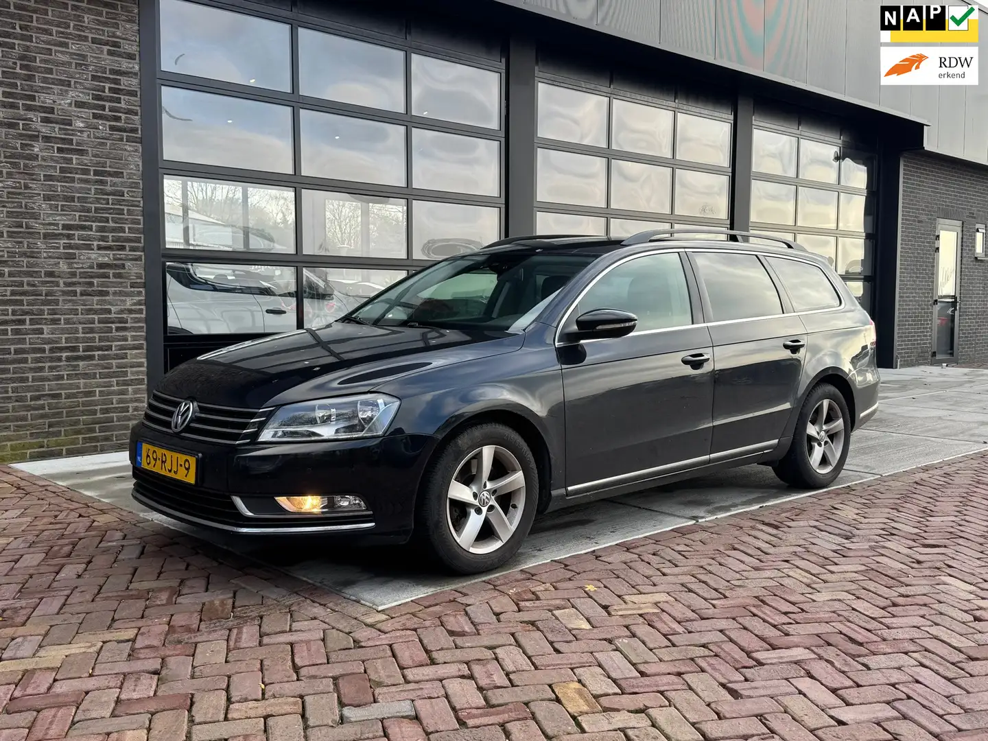Volkswagen Passat Variant 1.6 TDI Comfortline BlueMotion | Trekhaak | PDC | Noir - 1