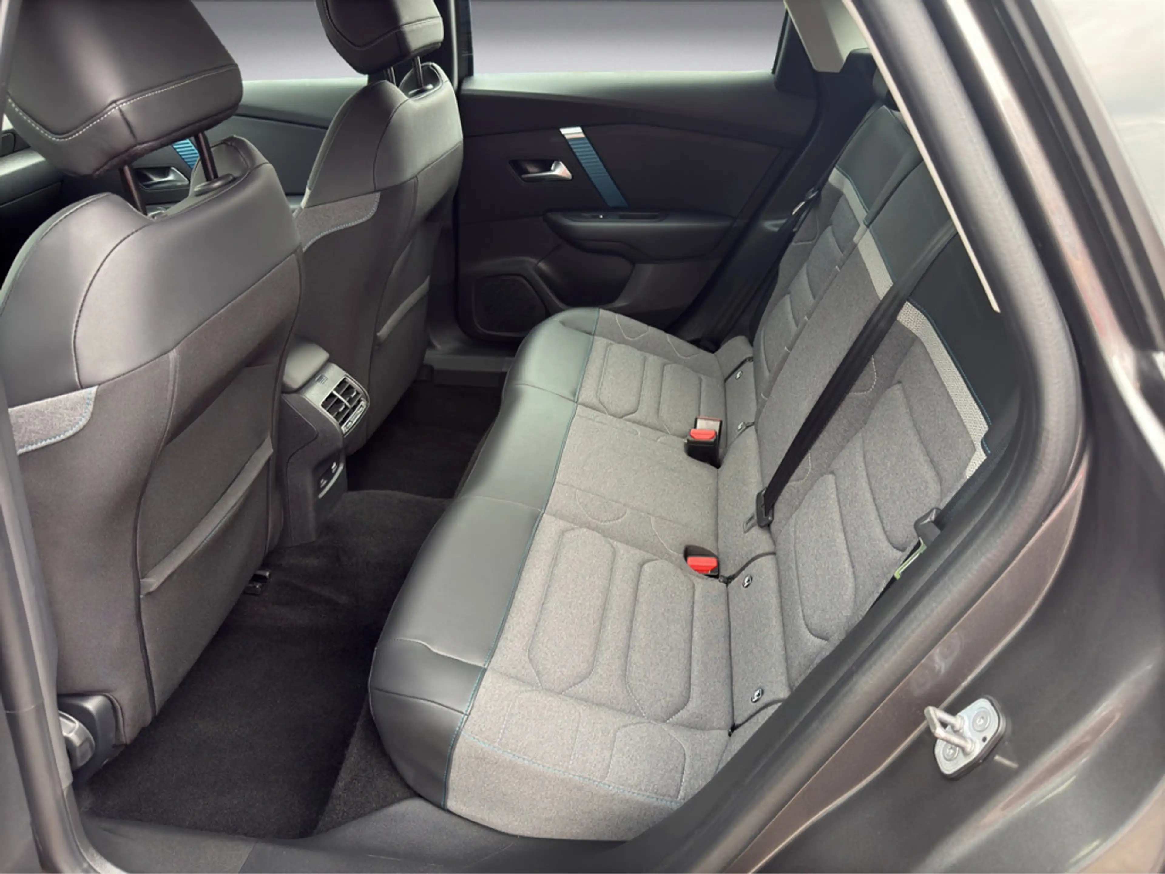 Citroen E-C4 Electric — photo 11