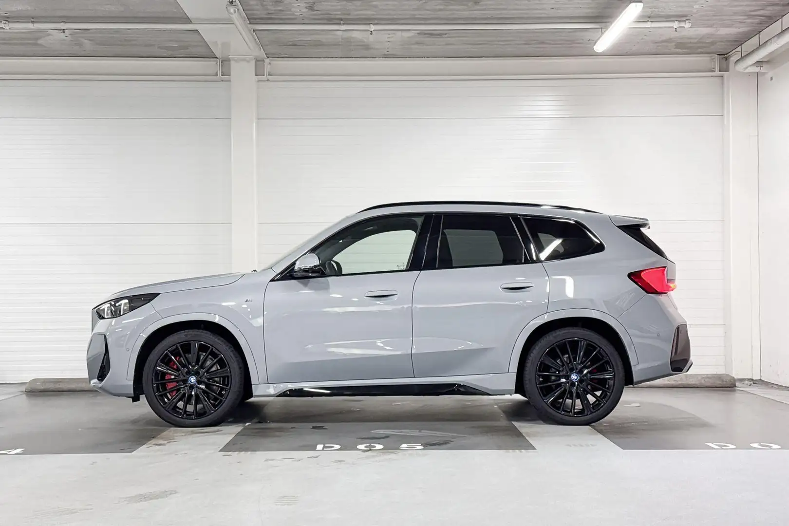 BMW iX1 xDrive30 67 kWh l M-Sport Grijs - 2