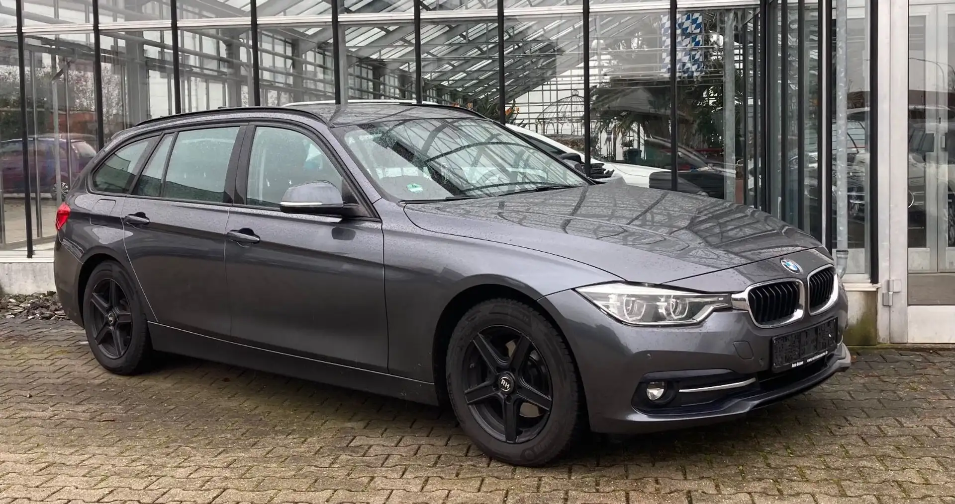 BMW 318 d Touring Sport Line Automatik Navi Alu PDC Gri - 2