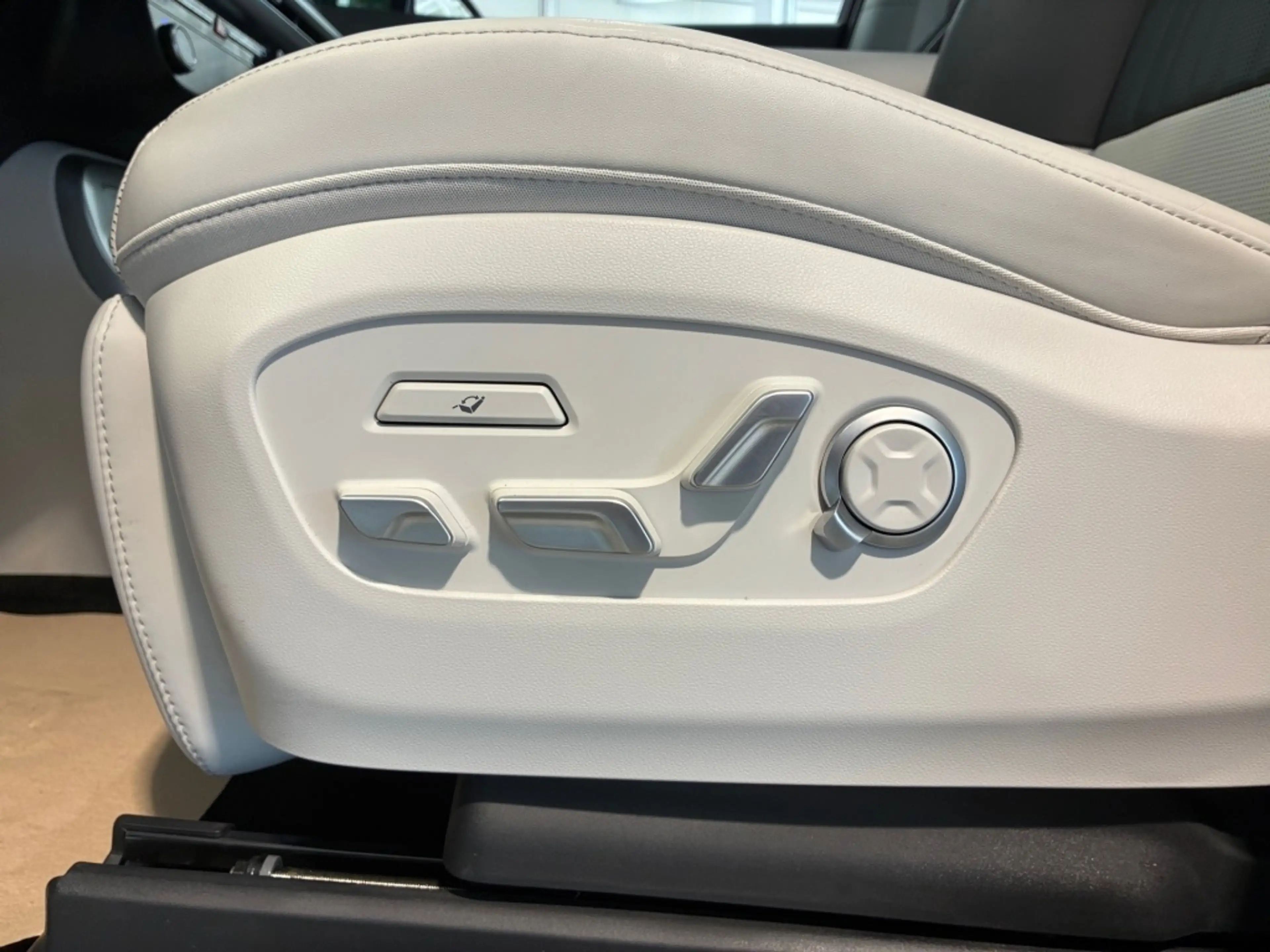Hyundai IONIQ 9 UNIQ 4WD 6-Sitzer SHZ LHZ HUD PANO NAVI — photo 9