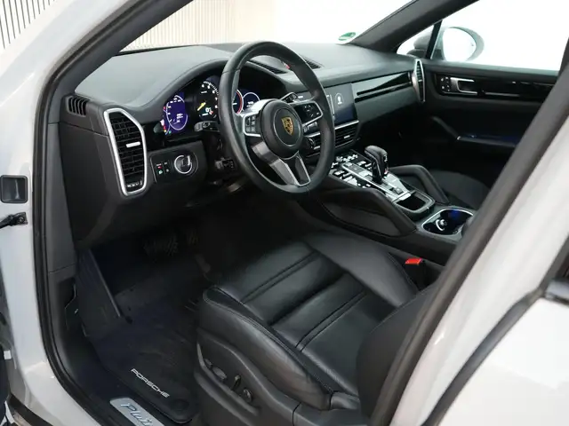 Porsche Cayenne view 8