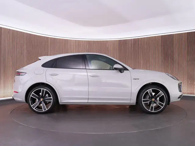 Porsche Cayenne view 11