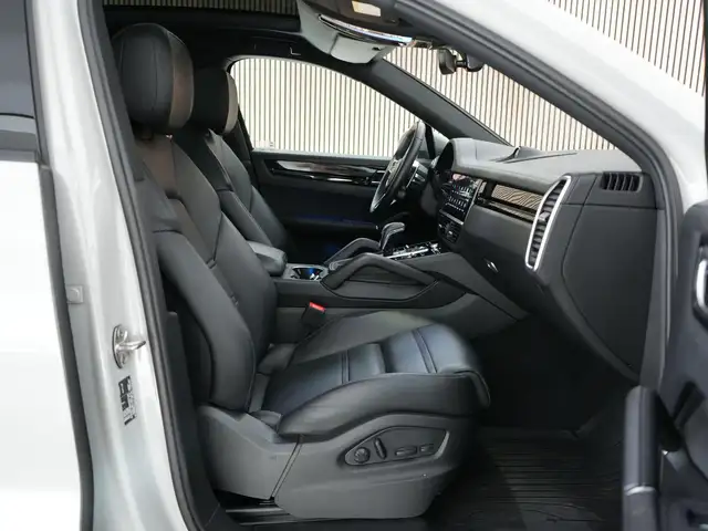 Porsche Cayenne view 4