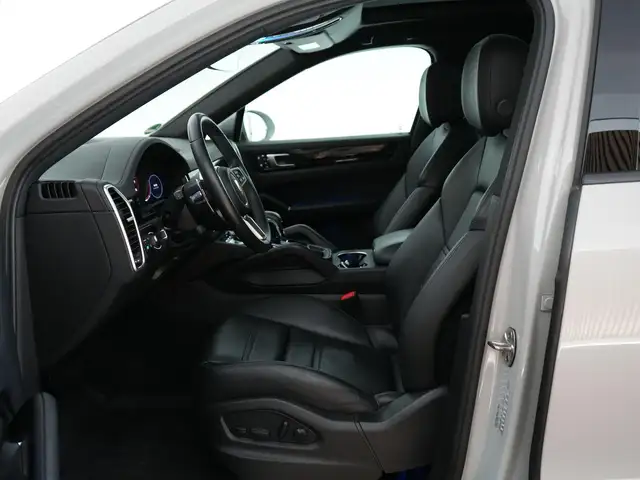 Porsche Cayenne view 9