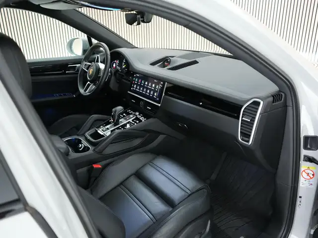 Porsche Cayenne view 3
