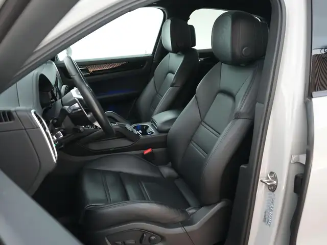 Porsche Cayenne view 10
